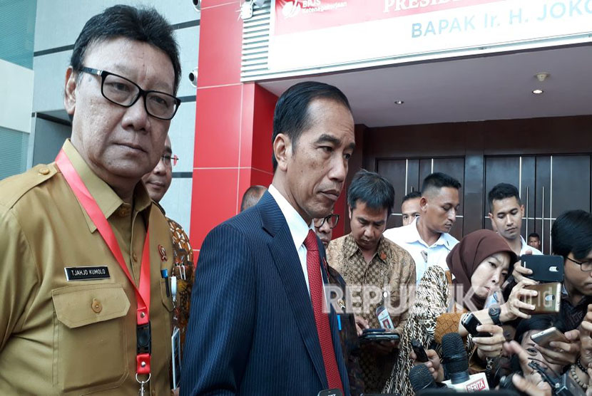 Presiden Joko Widodo memberikan keterangan pers terkait serangan bom yang terjadi di Surabaya, Senin (14/5). 