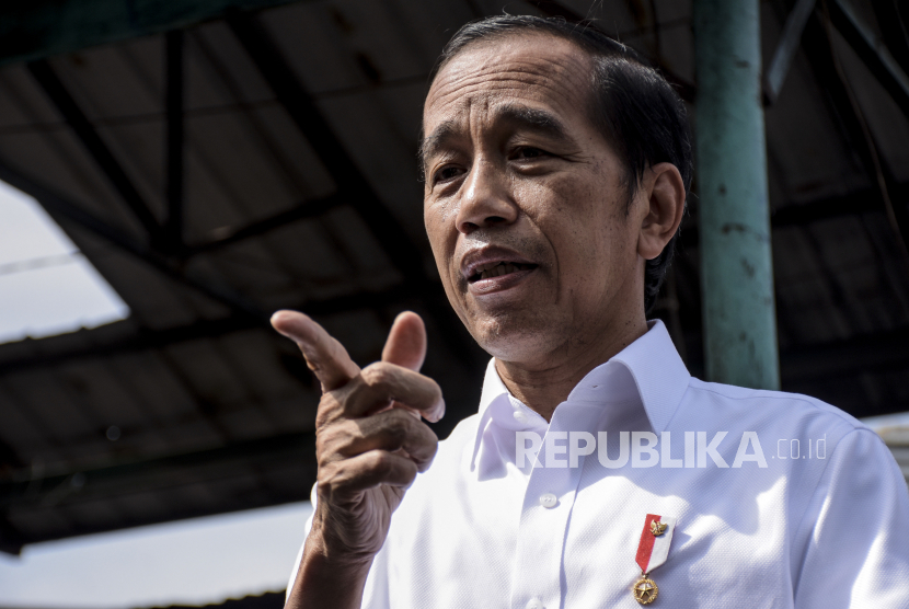 Presiden Joko Widodo (Jokowi) dan Iriana Jokowi meninjau aktivitas perekonomian dan mengecek harga berbagai kebutuhan pokok di Pasar Baturiti, Tabanan, Bali, Kamis (2/2/2023).