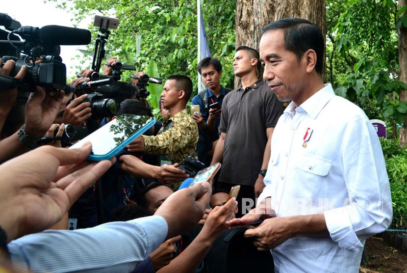 Presiden Joko Widodo memberikan keterangan pers usai membagikan izin pemanfaatan hutan negara di kawasan hutan jati, Desa Dungus, Keluarahan Wungu, Kabupaten Madiun, Senin (6/11). 