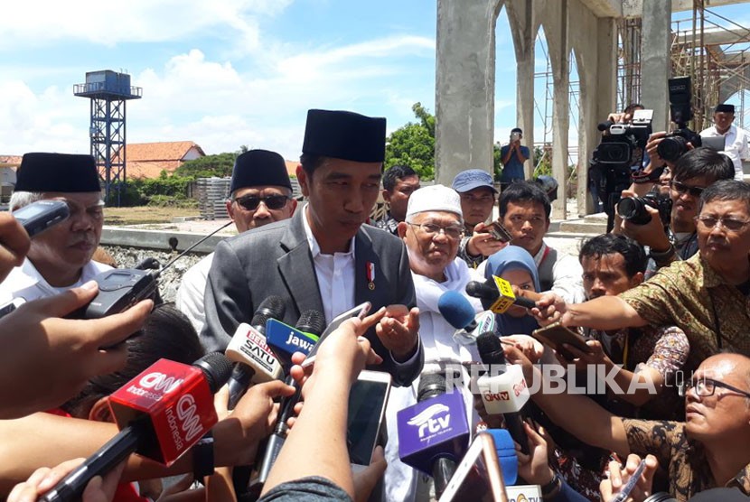 Presiden Joko Widodo memberikan keterangan pers usai meresmikan Bank Wakaf Mikro, Rabu (14/3).