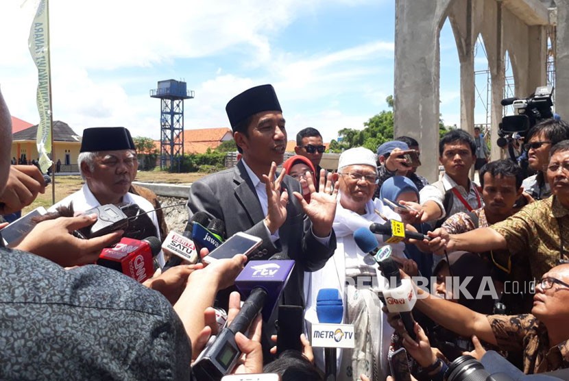 Presiden Joko Widodo memberikan keterangan pers usai meresmikan bank wakaf mikro, Rabu (14/3).