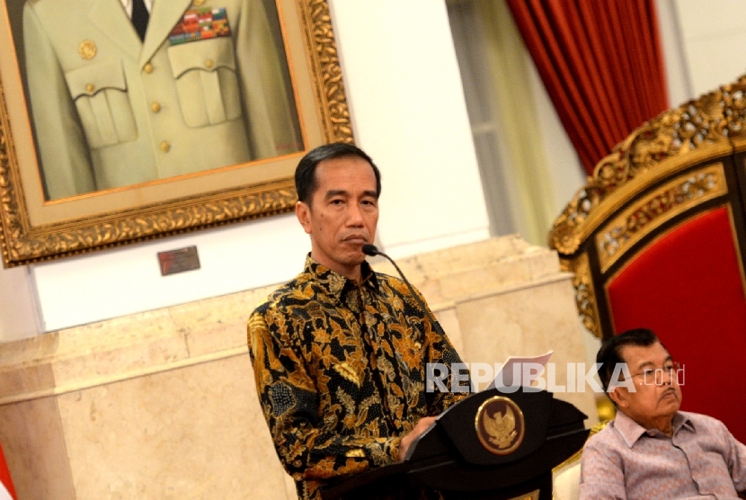  Presiden Joko Widodo memberikan paparan saat evaluasi kinerja Polri dan Kejaksaan di Istana Negara, Jakarta, Selasa (19/7). (Republika/Wihdan)