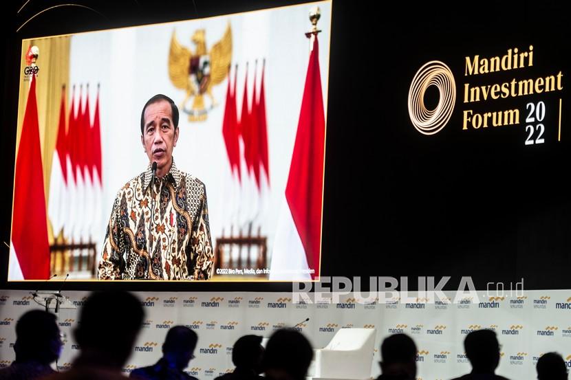 Presiden Joko Widodo memberikan paparannya secara daring pada Mandiri Investment Forum 2022 di Jakarta. Presiden Joko Widodo (Jokowi) menyampaikan, pemulihan ekonomi nasional saat ini masih akan menghadapi berbagai tantangan, utamanya dari eksternal. Yakni seperti gangguan rantai pasokan yang bisa memicu peningkatan inflasi global dan normalisasi kebijakan moneter Amerika Serikat yang diperkirakan terjadi lebih cepat.