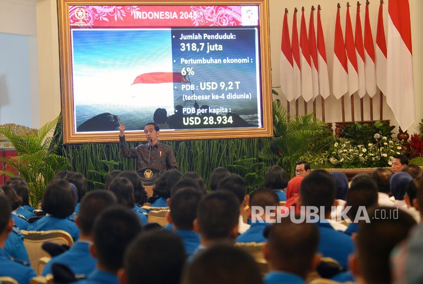 Presiden Joko Widodo memberikan pembekalan kepada siswa kelas 11 SMA Taruna Nusantara di Istana Negara, Jakarta, Senin (9/4). 