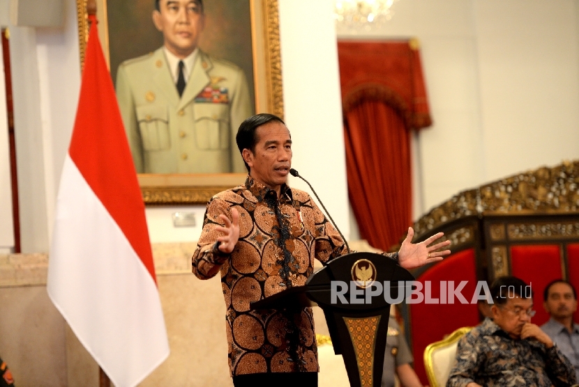 Presiden Joko Widodo memberikan penagrahan saat Rapat Koordinasi Gubernur bersama Presiden Di Istana Negara, Jakarta, Kamis (20/10).