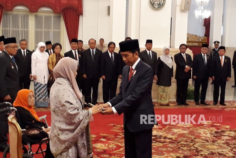 Presiden Joko Widodo memberikan Penganugerahan Gelar Pahlawan Nasional kepada empat tokoh di Istana Negara, Jakarta, Kamis (9/11). 