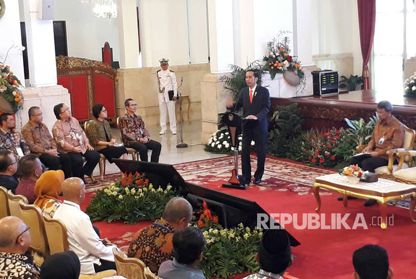 Presiden Joko Widodo memberikan pengarahan dalam acara Peresmian Pembukaan Rapat Koordinasi Nasional Pengawas Intern Pemerintah Tahun 2017, di Istana Negara, Kamis (18/5). 