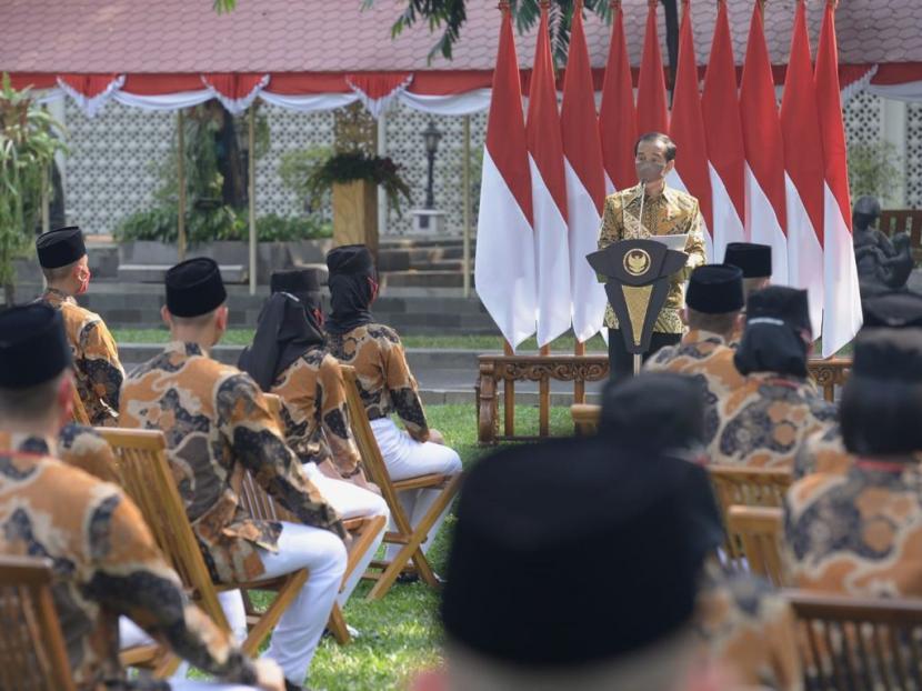 Presiden Joko Widodo memberikan pengarahan kepada para Purnapaskibraka tahun 2021 yang juga ditetapkan menjadi Duta Pancasila di halaman tengah Istana Merdeka, Jakarta, pada Rabu, 18 Agustus 2021. Dalam arahannya, Presiden ingin agar nilai-nilai Pancasila dibumikan dalam kehidupan sehari-hari.