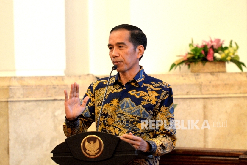 Presiden Joko Widodo memberikan pengarahan kepada pejabat eselon I, II dan II Ditjen Pajak, Kementerian Keuangan di Istana Negara, Jakarta, Kamis (28/7). (Republika/Wihdan)