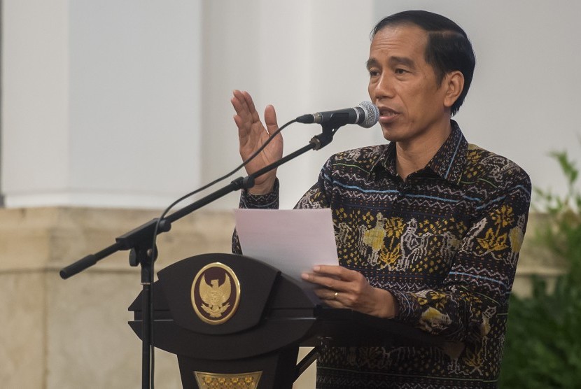 Presiden Joko Widodo memberikan pengarahan kepada peserta Rakornas Pencegahan Kebakaran Hutan dan Lahan Tahun 2016 di Istana Negara, Jakarta, Senin (18/1). 