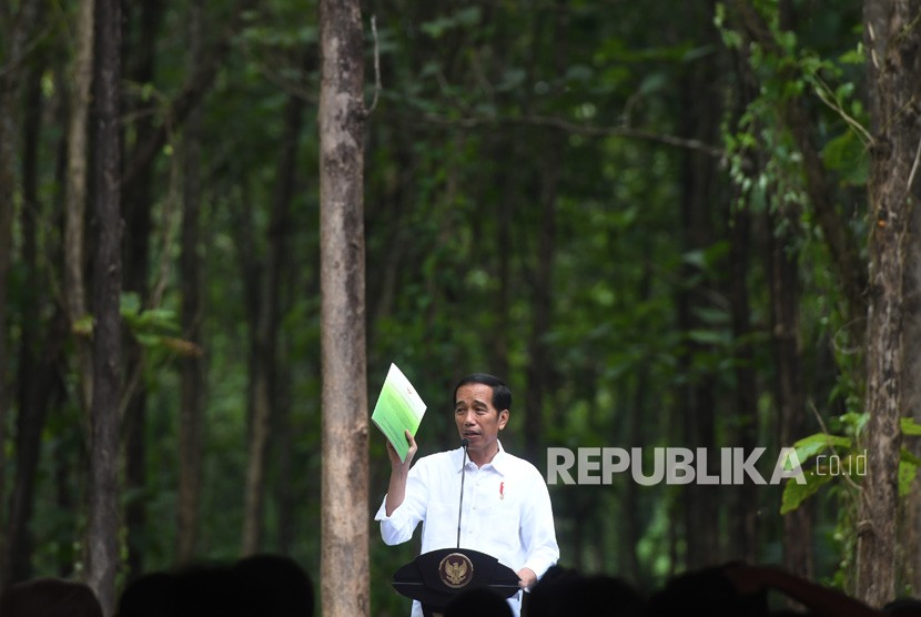 Presiden Joko Widodo memberikan pengarahan mengenai Pemanfaatan Hutan Perhutanan Sosial di Tuban, Jawa Timur, Jumat (9/3).