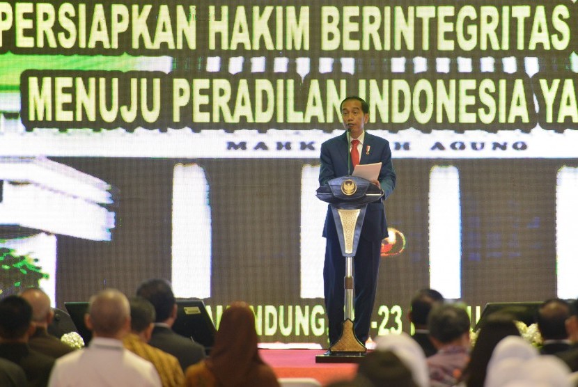 Presiden Joko Widodo memberikan pengarahan pada acara pembekalan CPNS Calon Hakim di lingkungan Mahkamah Agung di Balitbang Diklat Hukum dan Peradilan Mahkamah Agung, Megamendung, Bogor, Jawa Barat, Rabu (21/2).