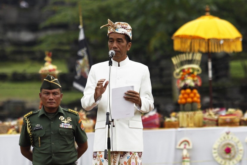 Presiden Joko Widodo memberikan pengarahan saat menghadiri prosesi Tawur Agung Kesanga di pelataran Candi Prambanan, Sleman, Yogyakarta, Jumat (20/3). 