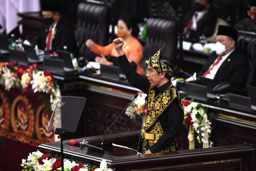 Presiden Joko Widodo memberikan pidato dalam rangka penyampaian laporan kinerja lembaga-lembaga negara dan pidato dalam rangka HUT ke-75 Kemerdekaan RI pada sidang tahunan MPR dan Sidang Bersama DPR-DPD di Komplek Parlemen, Senayan, Jakarta, Jumat (14/8/2020).