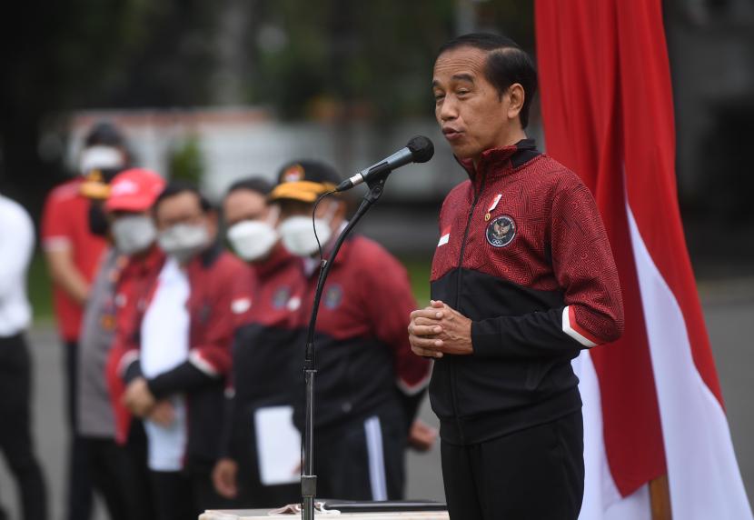 Presiden Joko Widodo memberikan pidato saat upacara penyerahan bonus atlet SEA Games ke-31 Vietnam di Halaman Istana Merdeka, Jakarta, Senin (13/6/2022). Presiden menyerahkan total bonus kepada seluruh atlet sebesar Rp130,5 Miliar sementara untuk pelatih dan asisten pelatih sebesar Rp32 Miliar. 