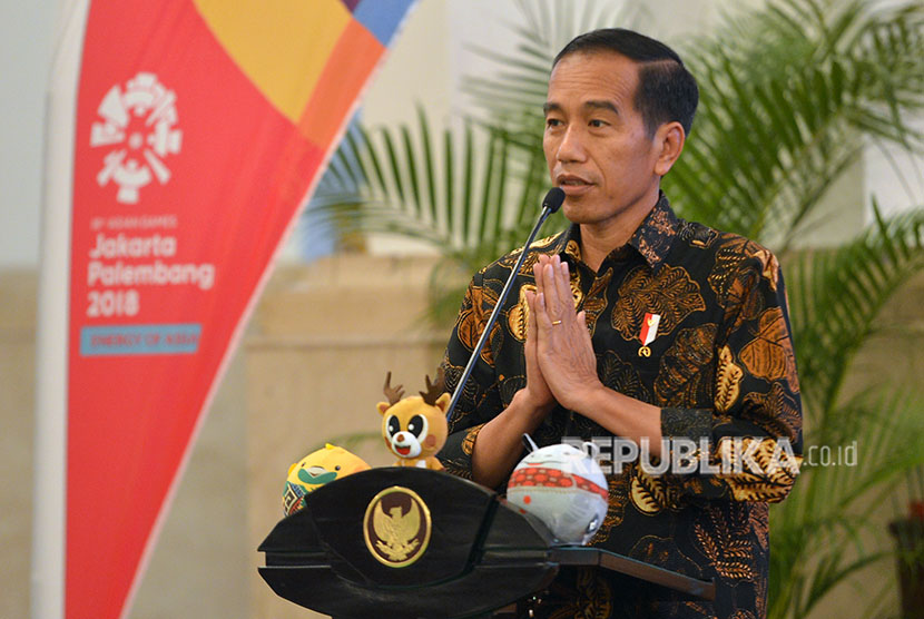 Presiden Joko Widodo memberikan salam ketika menyampaikan paparan pendahuluan terkait promosi Asian Games 2018 di Istana Negara, Jakarta, Selasa (5/6).