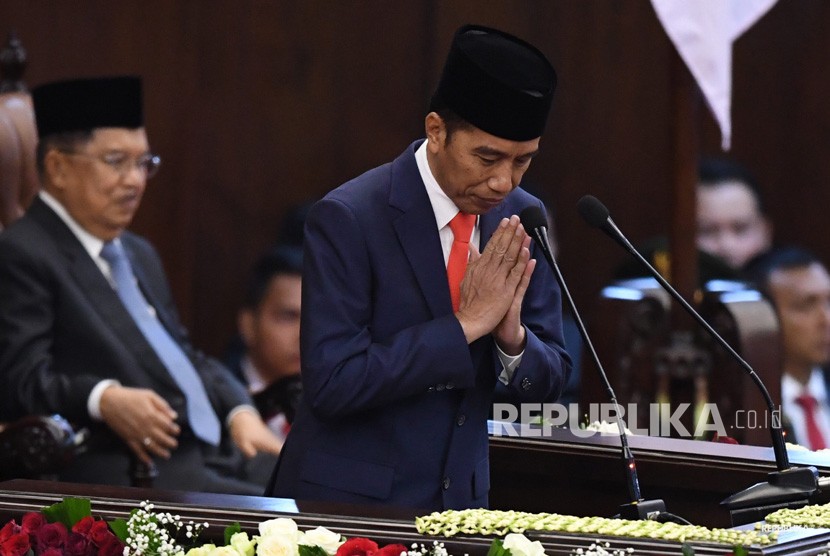 Presiden Joko Widodo memberikan salam usai memberikan pidato awal masa jabatan presiden periode 2019-2024 di Gedung Nusantara, kompleks Parlemen, Senayan, Jakarta, Ahad (20/10/2019). 