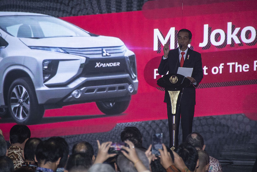 President Joko Widodo delivers a speech in the launching of first export of Mitsubishi Xpander at PT Indonesia Kendaraan Terminal atau IPC Car Terminal, Cilincing, Jakarta, on Wednesday (April 25). 