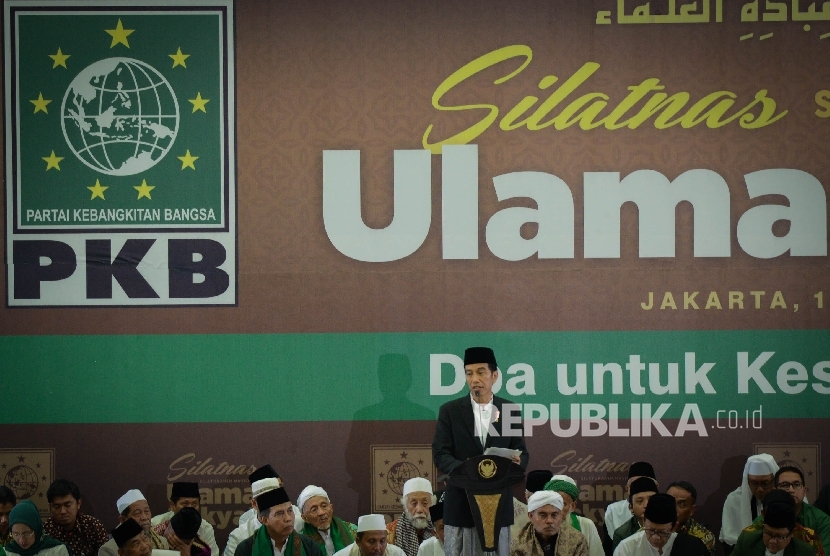 Presiden Joko Widodo memberikan sambutan dalam acara Silaturahmi Nasional Ulama Rakyat yang digagas oleh Partai Kebangkitan Bangsa (PKB), di Jakarta, Sabtu (12/11). 