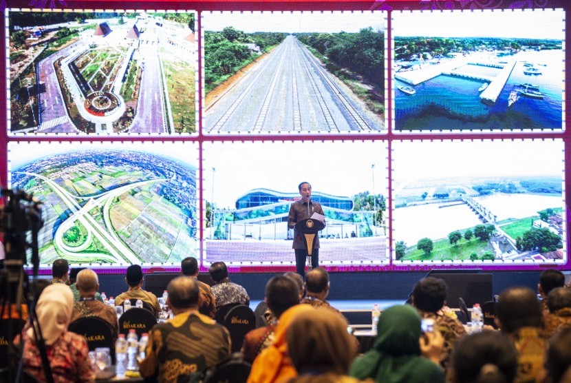 Presiden Joko Widodo memberikan sambutan dalam Peluncuran Geoportal Kebijakan Satu Peta dan Buku Kemajuan Infrastruktur Nasional Tahun 2018, di Jakarta, Selasa (11/12/2018).