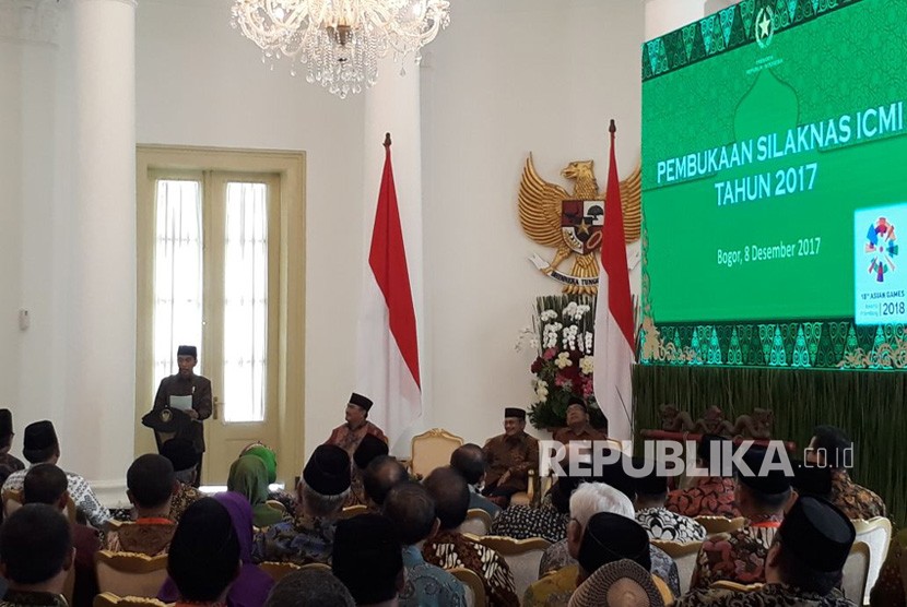 Presiden Joko Widodo memberikan sambutan dalam Silaknas ICMI, di Istana Kepresidenan, Jumat (8/12). Dalam pembukaan ini hadir pula Presiden Indonesia ke-3 BJ Habibie.