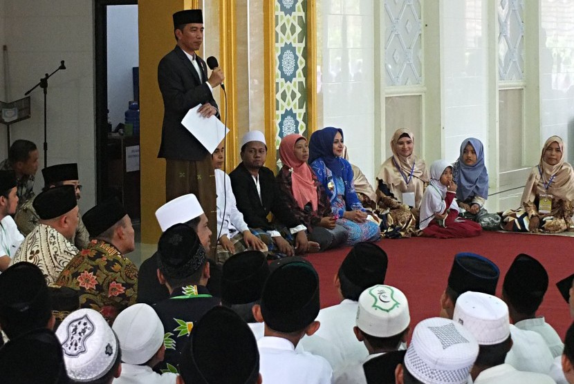 Presiden Joko Widodo memberikan sambutan di Pondok Pesantren Nurul Islam, Kelurahan Antirogo, Sumbersari, Jember, Jawa Timur, Sabtu (12/8). 