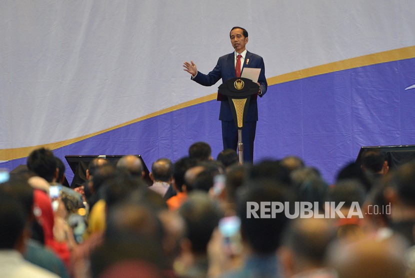 Presiden Joko Widodo memberikan sambutan ketika membuka Rakernas II Asosiasi DPRD Kabupaten Seluruh Indonesia (Adkasi) di Jakarta, Selasa (27/3). 