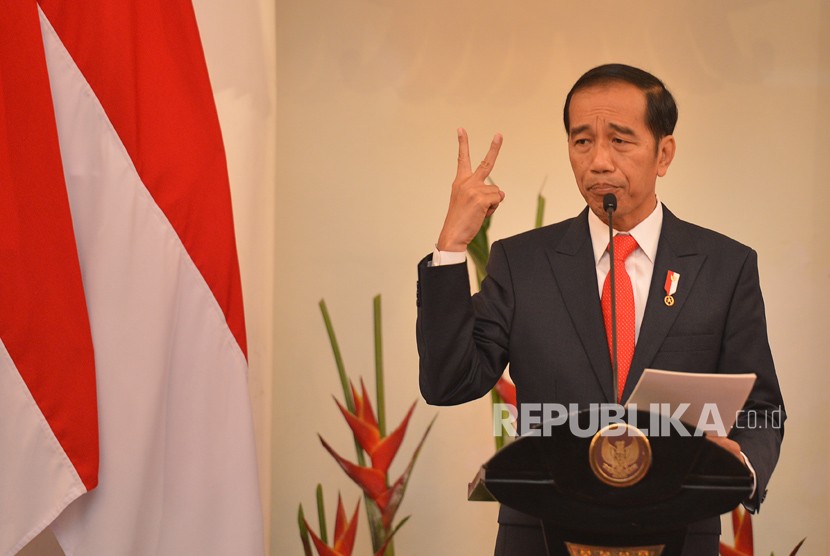 Presiden Joko Widodo memberikan sambutan ketika membuka rapat kerja Kepala Perwakilan Republik Indonesia (KEPPRI) di Gedung Pancasila, Kemenlu, Jakarta, Senin (12/2).