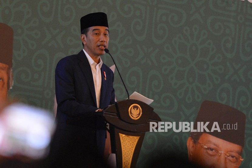 Presiden Joko Widodo memberikan sambutan ketika membuka Zikir Kebangsaan dan Rakernas I Majelis Zikir Hubbul Wathon di Asrama Haji Pondok Gede, Jakarta, Rabu (21/2). 