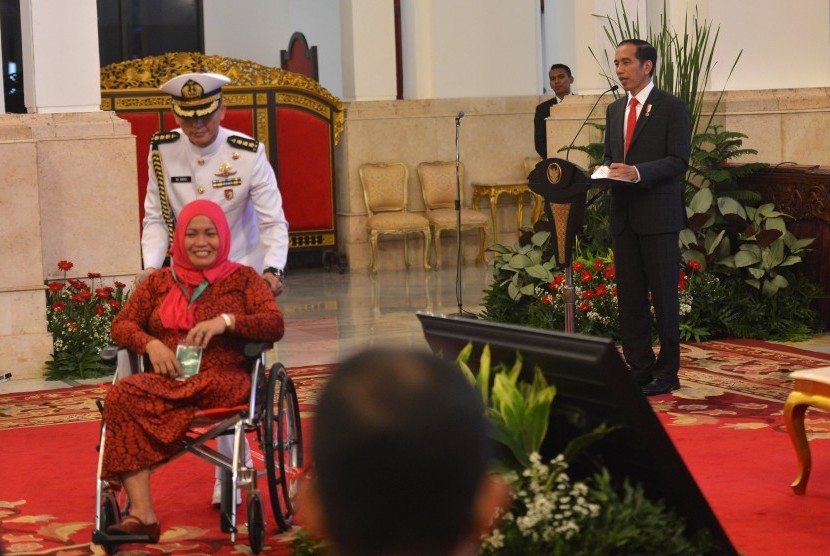 Presiden Joko Widodo memberikan sambutan ketika menerima pengguna manfaat Jaminan Kesehatan Nasional-Kartu Indonesia Sehat (JKN-KIS) di Istana Negara, Jakarta, Rabu (23/5). 