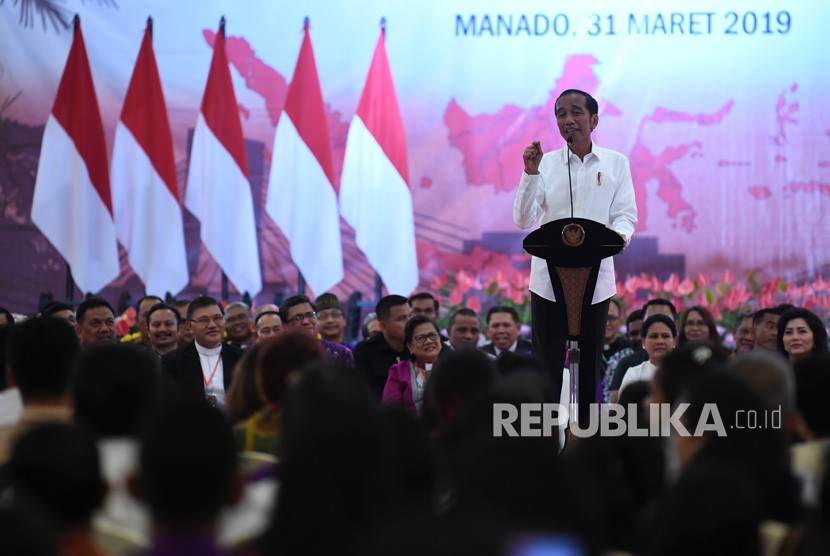 Presiden Joko Widodo memberikan sambutan ketika menghadiri silaturahmi dengan peserta Konferensi Gereja dan Masyarakat (KGM) X Persekutuan Gereja - Gereja di Indonesia (PGI) Tahun 2019 di Manado, Sulawesi Utara, Ahad (31/3/2019). 