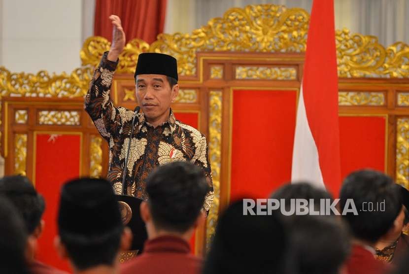 Presiden Joko Widodo memberikan sambutan ketika menutup Muktamar Ikatan Mahasiswa Muhammadiyah (IMM) di Istana Negara, Jakarta, Senin (6/8). 