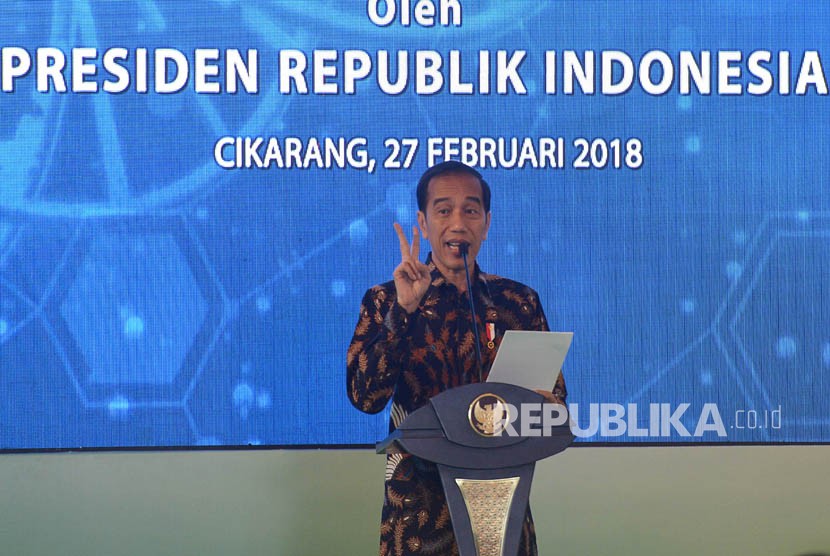 Presiden Joko Widodo memberikan sambutan ketika meresmikan pabrik bahan baku obat dan produk biologi PT Kalbio Global Medika yang merupakan anak usaha dari PT Kalbe Farma, di Cikarang, Kabupaten Bekasi, Jawa Barat, Selasa (27/2).