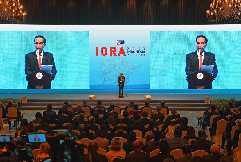 Presiden Joko Widodo memberikan sambutan ketika pembukaan KTT Indian Ocean Rim Association (IORA) ke-20 tahun 2017 di Jakarta Convention Center, Jakarta, Selasa (7/3). 