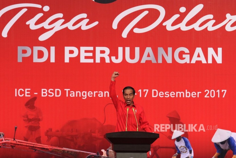 Presiden Joko Widodo memberikan sambutan pada acara pembukaan Rapat Koordinasi Nasional (Rakornas) Tiga Pilar Partai Demokrasi Indonesia Perjuangan (PDIP) di Tangerang, Banten, Sabtu (16/12).