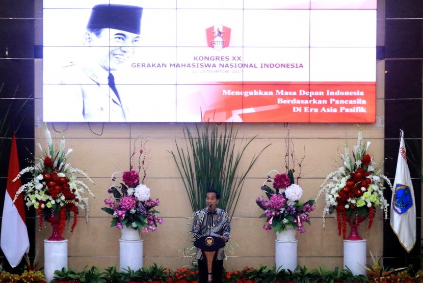 Presiden Joko Widodo memberikan sambutan pada pembukaan Kongres XX Gerakan Mahasiswa Nasional Indonesia (GMNI) di Manado, Sulawesi Utara, Rabu (15/11). 