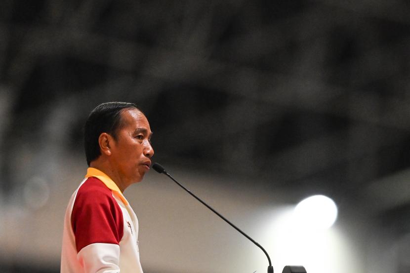Presiden Joko Widodo memberikan sambutan pada penutupan ASEAN Para Games 2022 di Stadion Manahan, Solo, Jawa Tengah, Sabtu (6/8/2022). 