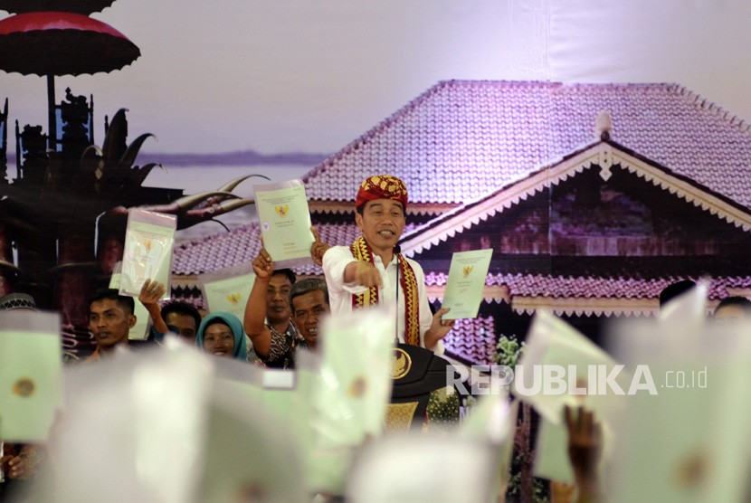 Presiden Joko Widodo memberikan sambutan saat acara pemberian sertifikat tahan kepada warga masyarakat Kabupaten Lampung Tengah, Lampung, Jumat (23/11/2018). 