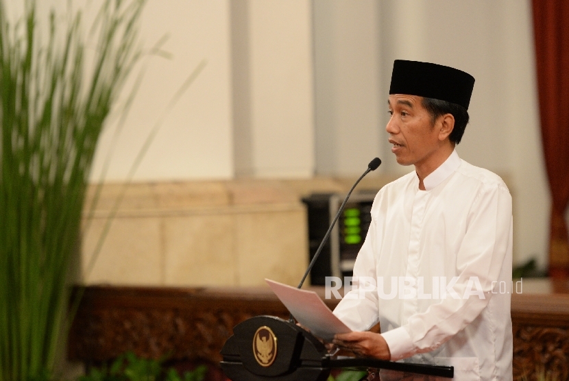 Presiden Joko Widodo memberikan sambutan saat malam Peingatan Nuzulul Quran di Istana Negara, Jakarta, Senin (12/6).