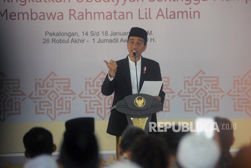 Presiden Joko Widodo (memberikan sambutan saat menghadiri acara Muktamar ke-12 Jam'iyyah Ahlit Thariqah Al Mu'tabarah An Nahdliyyah (JATMAN) di Kabupaten Pekalongan, Jawa Tengah, Senin (15/1). 