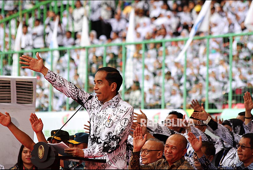 Presiden Joko Widodo memberikan sambutan saat menghadiri acara puncak peringatan Hari Guru Nasional di Stadion Patriot Candrabhaga, Bekasi, Jawa Barat, Sabtu (2/12).