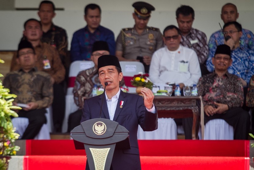 Presiden Joko Widodo memberikan sambutan saat menghadiri Silaturahmi Nasional Majelis (Silatnas) Majelis Tafsir Al Quran (MTA) di Stadion Manahan, Solo, Jawa Tengah, Minggu (17/9).