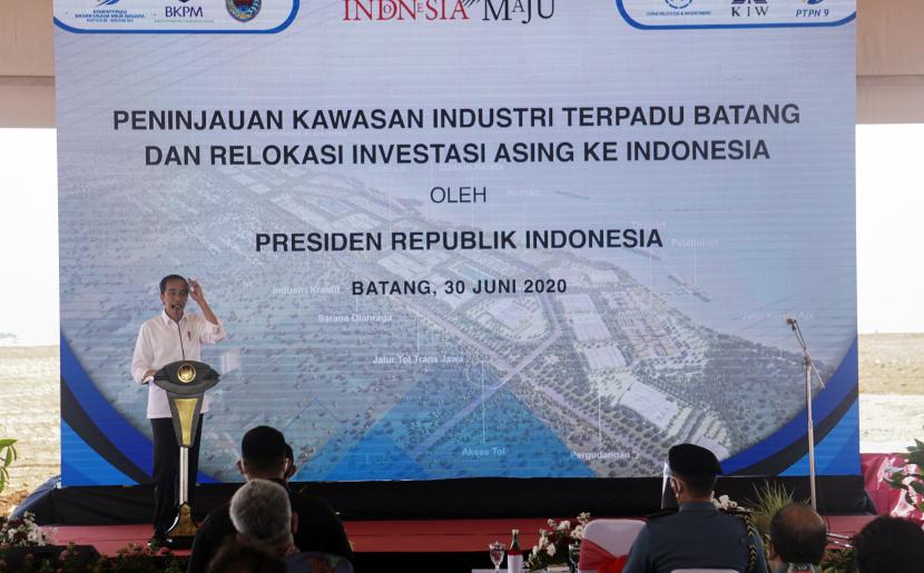 Presiden Joko Widodo memberikan sambutan saat meninjau Kawasan Industri Terpadu Batang dan Relokasi Investasi Asing ke Indonesia, di Kedawung, Kabupaten Batang, Jawa Tengah.