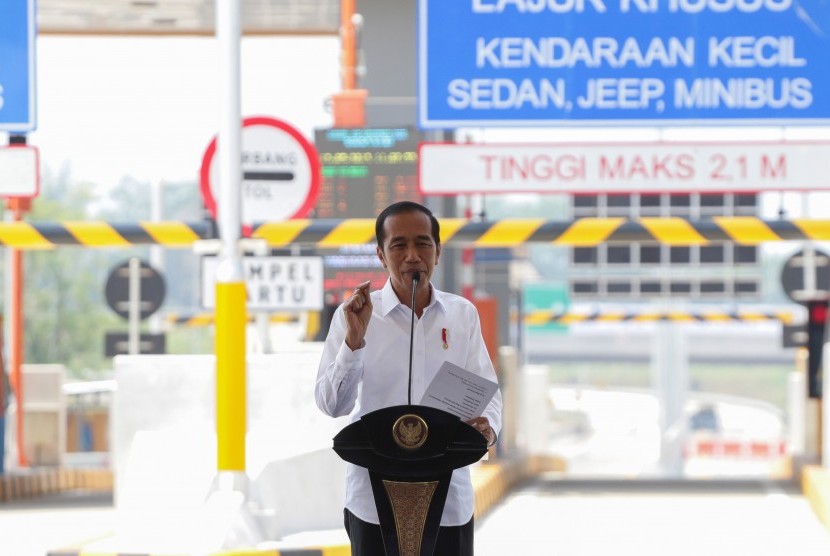 Presiden Joko Widodo memberikan sambutan saat meresmikan jalan tol Pandaan-Malang di gerbang tol Singosari, Malang, Jawa Timur, Senin (13/5/2019).