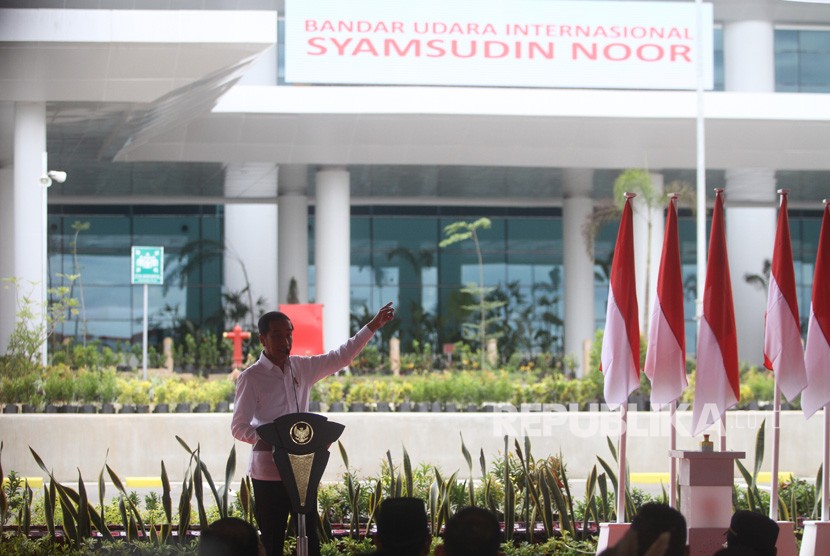 Presiden Joko Widodo memberikan sambutan saat meresmikan Terminal Baru Bandara Syamsudin Noor di Banjarbaru, Kalimantan Selatan, Rabu (18/12/2019).