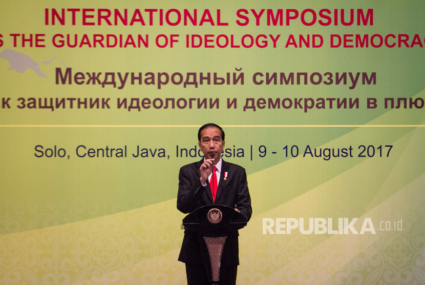 President Joko Widodo conveys speech in the opening of the International Symposium of the Association of Constitutional Court at the Sebelas Maret University, Surakarta.