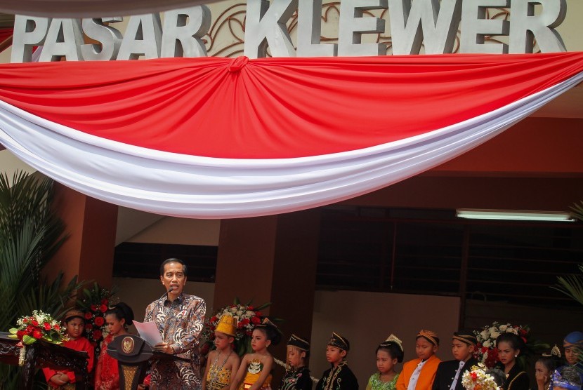 Presiden Joko Widodo memberikan sambutan saat Peresmian Pasar Klewer di Solo, Jawa Tengah, Jumat (21/4).