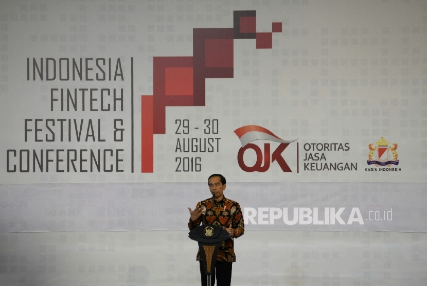 Presiden Joko Widodo memberikan sambutan sebelum membuka Indonesia Fintech Festival dan Conference di Banten, Selasa (30/8). (Republika/Prayogi)