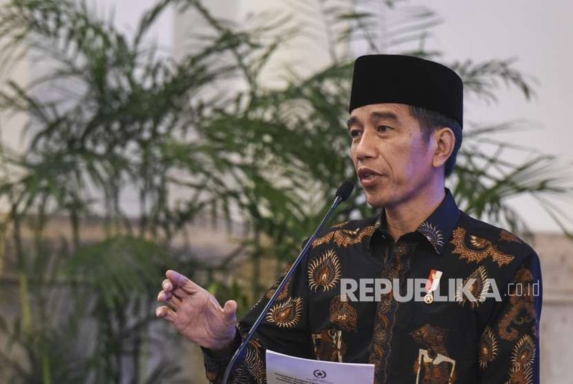 Presiden Joko Widodo memberikan sambutan sebelum membuka Kongres ISNU di Istana Negara, Jakarta, Jumat (24/8). 