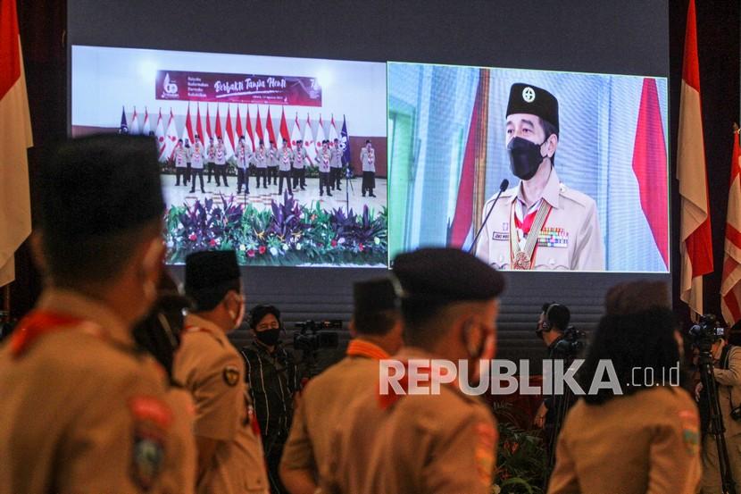 Presiden Joko Widodo memberikan sambutan secara virtual saat Upacara Hari Pramuka di Wiladatika, Cibubur, Jakarta, Sabtu (14/8/2021). Upacara peringatan Hari Pramuka ke-60 tahun digelar dengan membatasi jumlah peserta dan penerapan protokol kesehatan saat pandemi COVID-19.